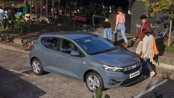 Dacia Sandero Essential 1.0 TCe 90 me paketë ajri të kondicionuar nga 15,850 €